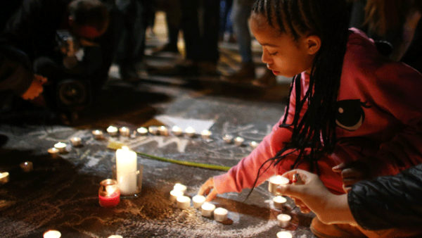 Una niña enciende una vela en memoria de las cientos de víctimas. (Getty Images)