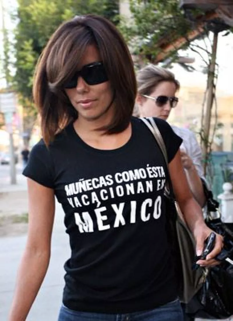 La actriz de origen mexicano fue vista con una playera con la leyenda `Muñecas como ésta vacacionan en México´, para promocionar el turismo en el país luego del brote de gripe porcina.