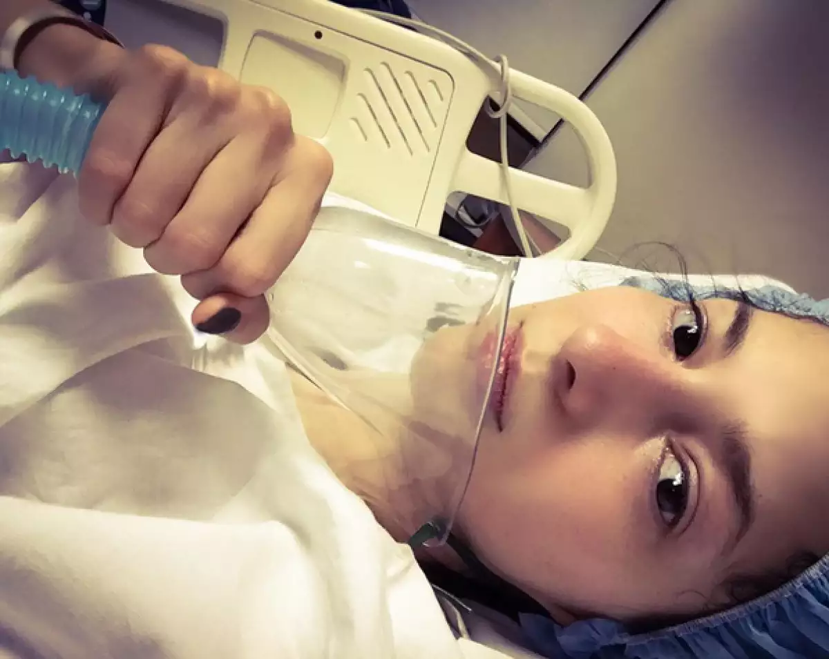 La cantante tuvo que cancelar sus compromisos tras haber sido hospitalizada por un cuadro de apendicitis, ahora se encuentra recuperándose satisfactoriamente.