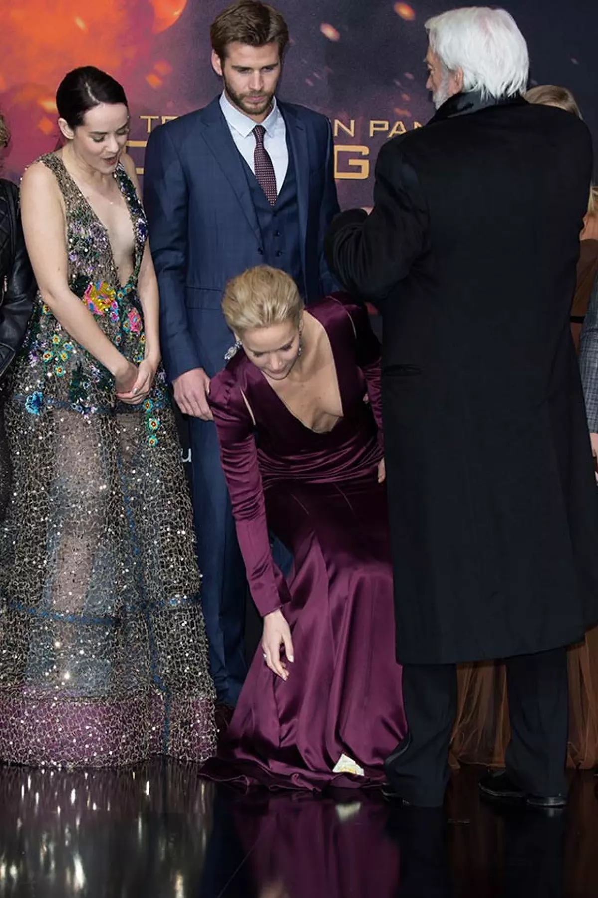 La actriz se agachó olvidando el gran escote que lucía.