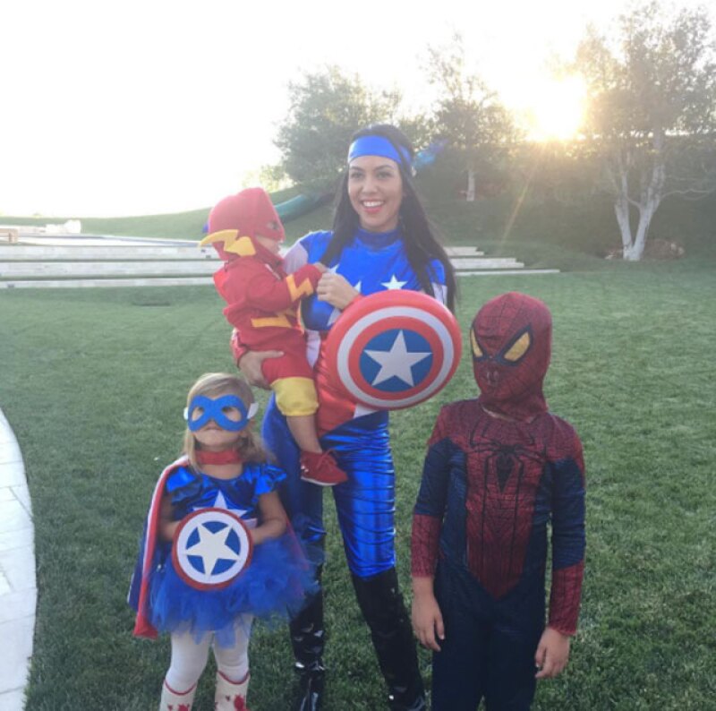 Al igual que su hermana, Kourtney hizo una fiesta de pijamas para ver la pelea.