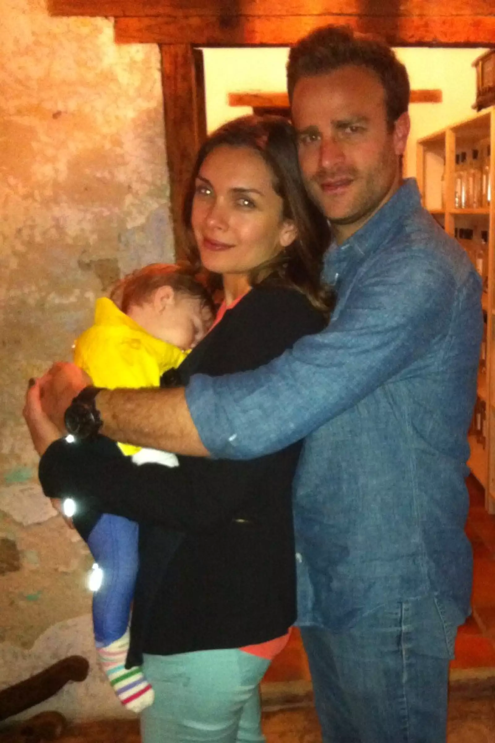 Max Villegas, su esposa María de la Fuente y su pequeña Victoria.