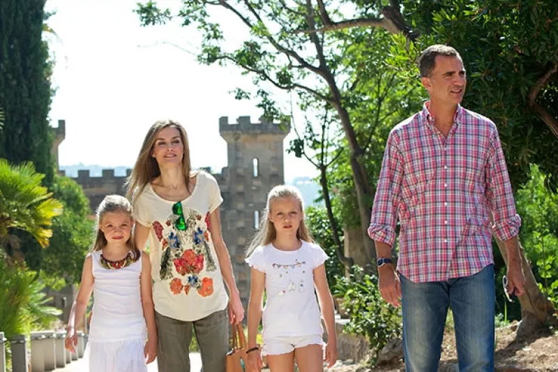 La hija mayor de los reyes Felipe y Letizia y su hermana Sofía volvieron al colegio luego del periodo vacacional de verano, las niñas y sus padres lucieron sonrientes a su llegada.