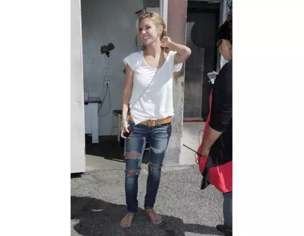 Audrina Patridge usando jeans rotos.