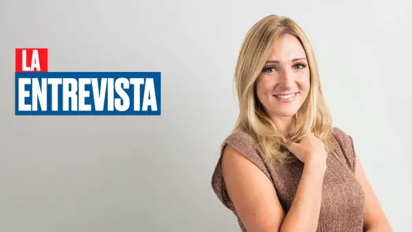 María Ariza, directora general de BIVA, posa frente a un fondo claro con vestido café y los brazos cruzados.