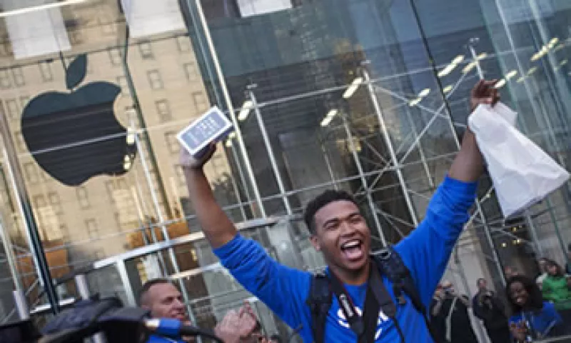 Analistas dudan que la tecnología del iPhone 5S sea lo suficiedntemente espectacular para persuadir a los clientes a cambiar de teléfono. (Foto: Reuters)