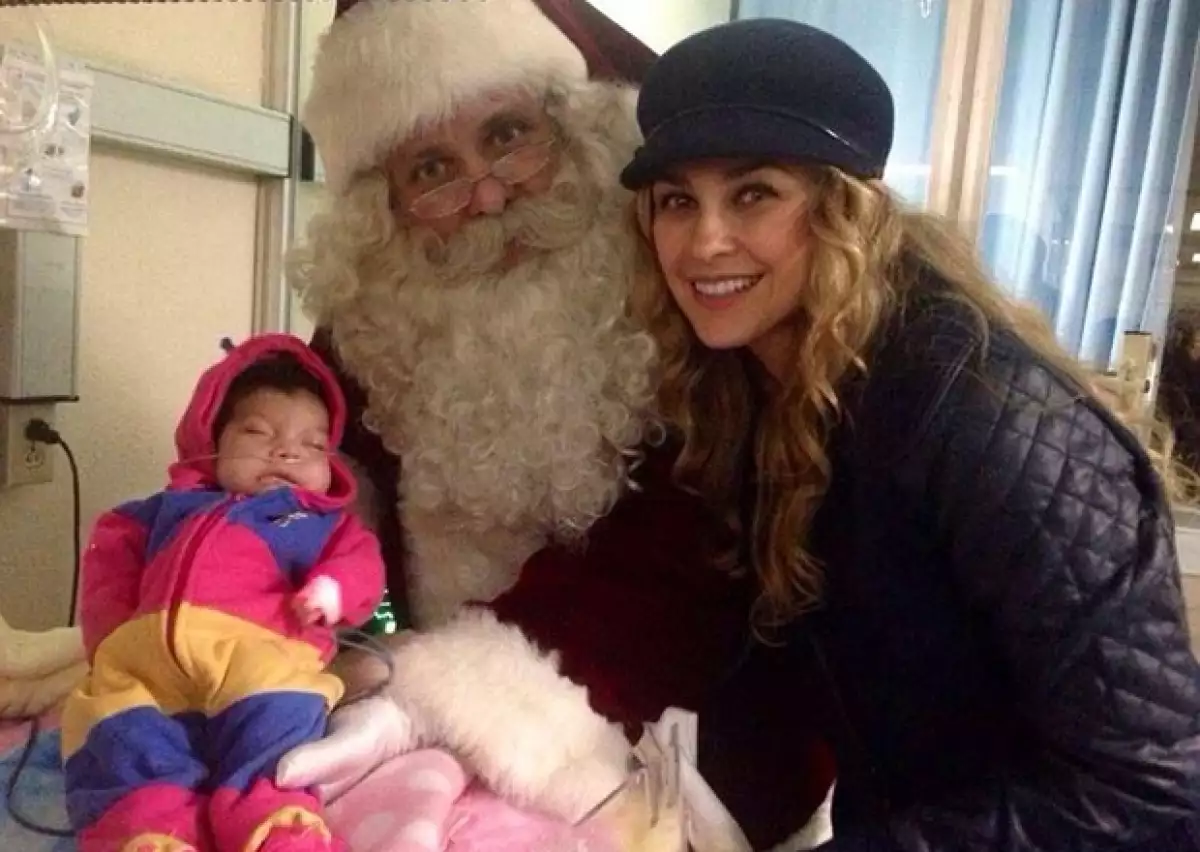Acompañada de "Santa", regalos y los mejores deseos de salud y bienestar para los pequeños, la actriz visitó el pabellón infantil de un sanatorio el día de ayer.