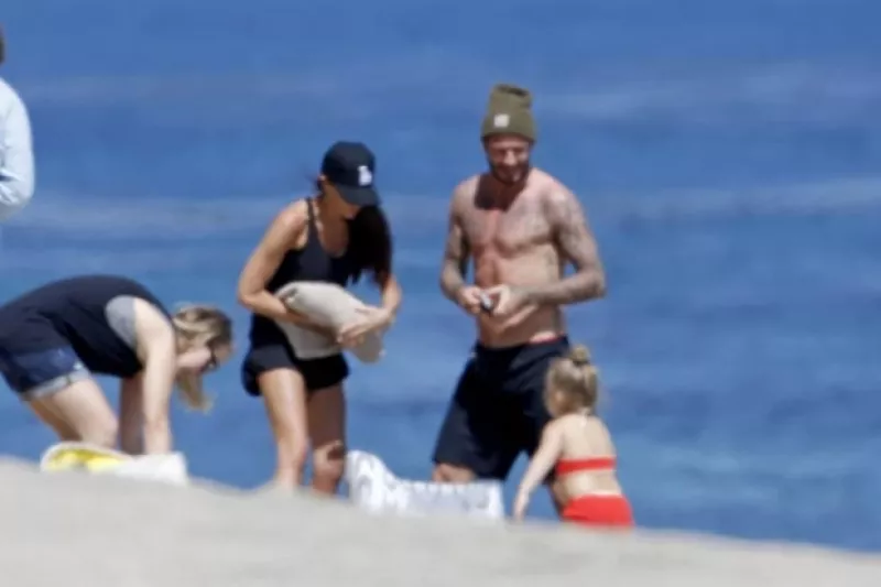 David y Victoria pasaron un familiar Memorial Day en Malibú; la pequeña de casi tres años de edad robó la atención con un tierno look de playa.