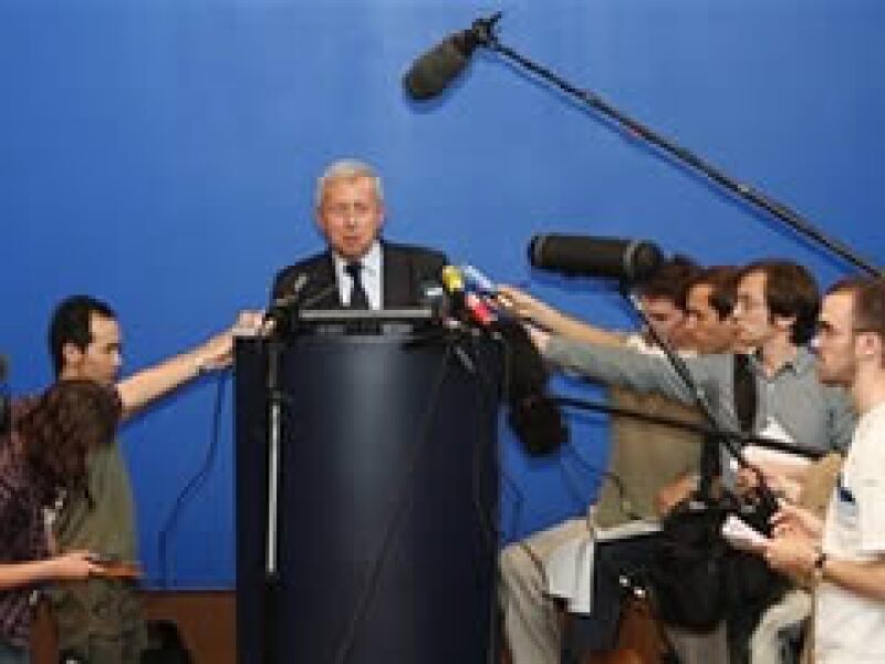Pierre Henri Gourgeon, directivo de AirFrance otorga una conferencia de prensa en el aeropuerto Charles De Gaulle, tras la desaparición del avión que iba rumbo a Sao Paulo. (Foto: AP)