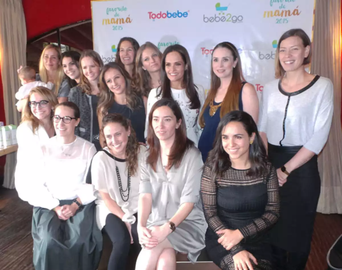 Andrea Torre conviviendo con otras mamás en el desayuno especial de Todo Bebé.