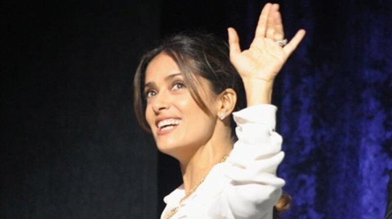 Salma Hayek está realizando la promoción de la cinta `El Gato con Botas´.