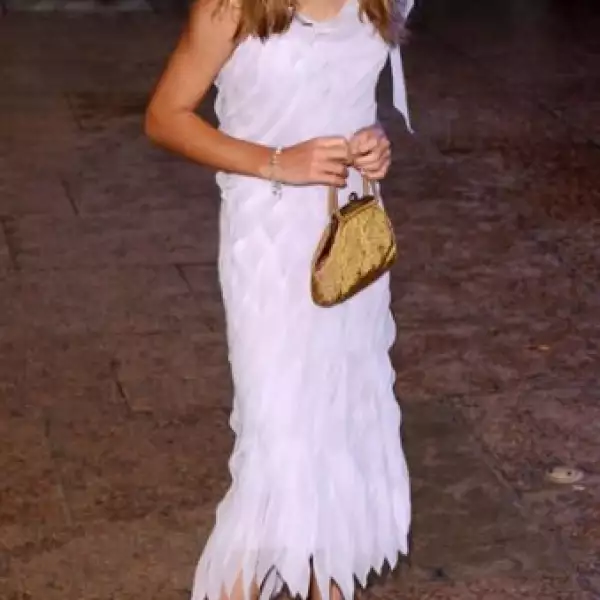 En `Harry Potter y la cámara secreta´ Emma comenzó a descubrir la moda, aunque sus outfits eran aún de niña, como este vestido lila y sandalias con flor.