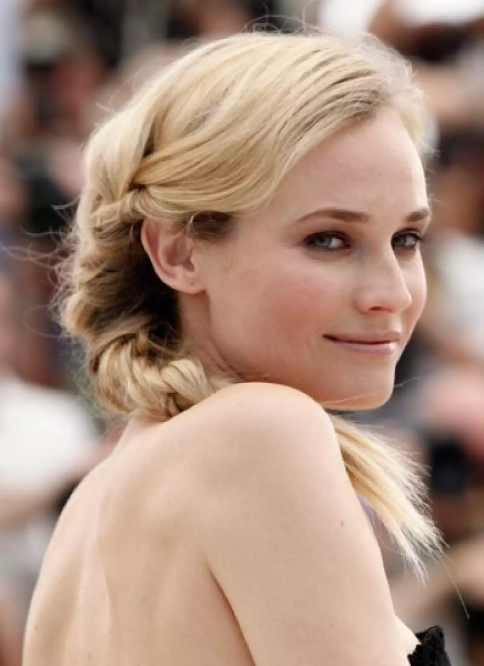 La modelo y actriz alemana Diane Kruger decidió enseñar pierna durante un llamado de prensa.