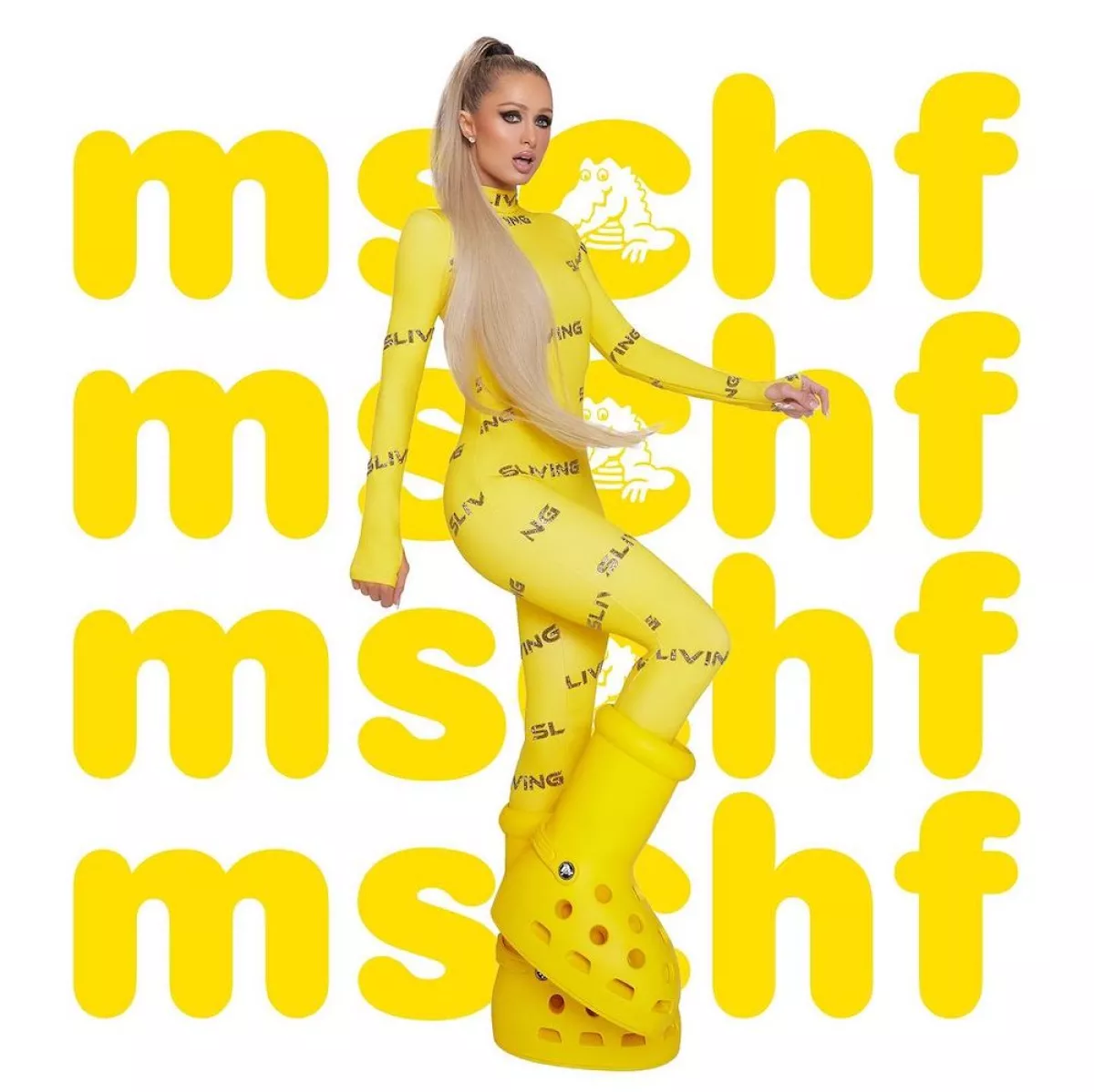 Paris Hilton con las nuevas botas de MSCHF. 