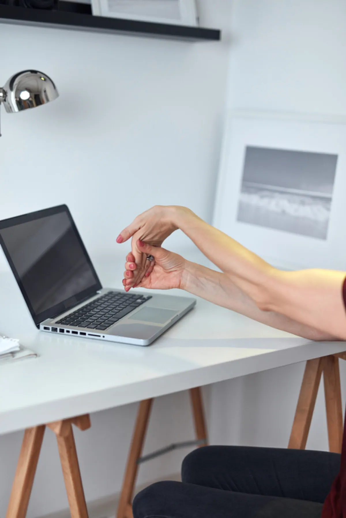 Freelancer working from home and having pain in the wrist.