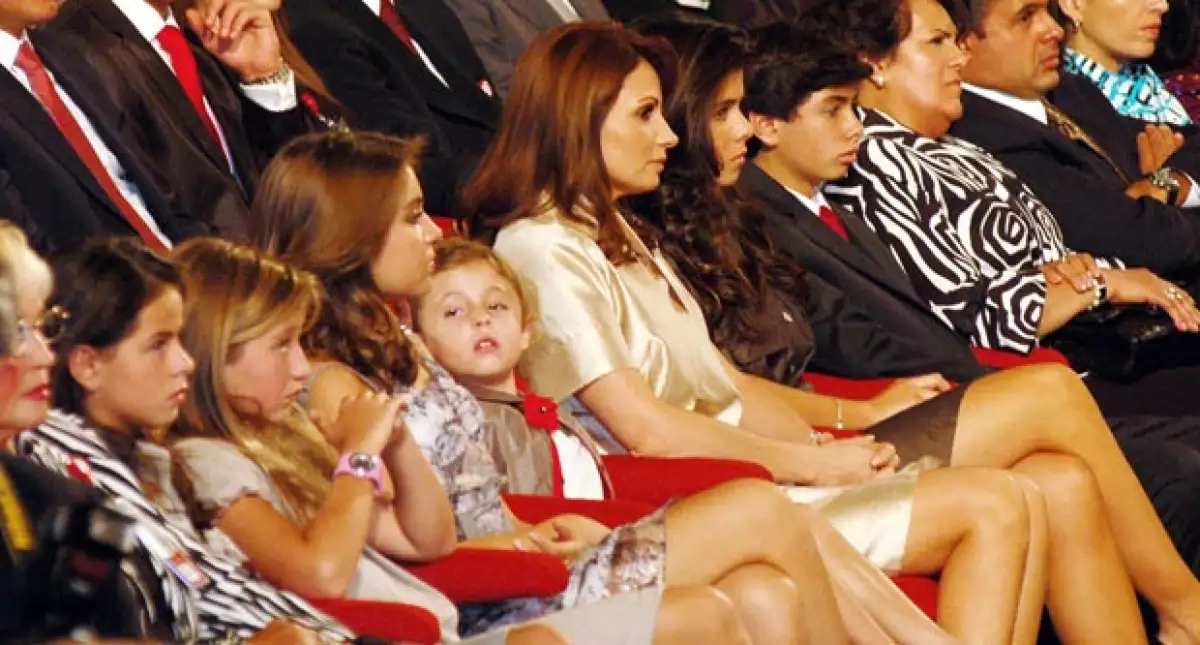 Angélica Rivera nuevamente asistió, acompañada por sus hijos y los de su pareja, al informe que ofreció su novio, el Gobernador del Estado de México, en el Teatro Morelos en Toluca.