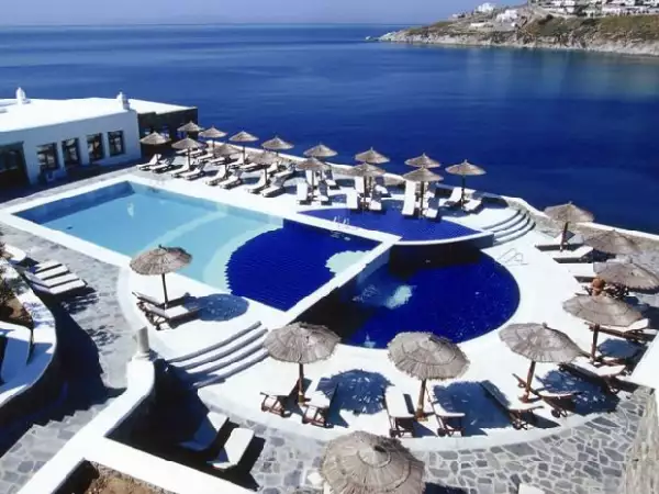 PRIVILEGIADA. La alberca principal, en el corazón del hotel, tiene vista al mar Egeo.