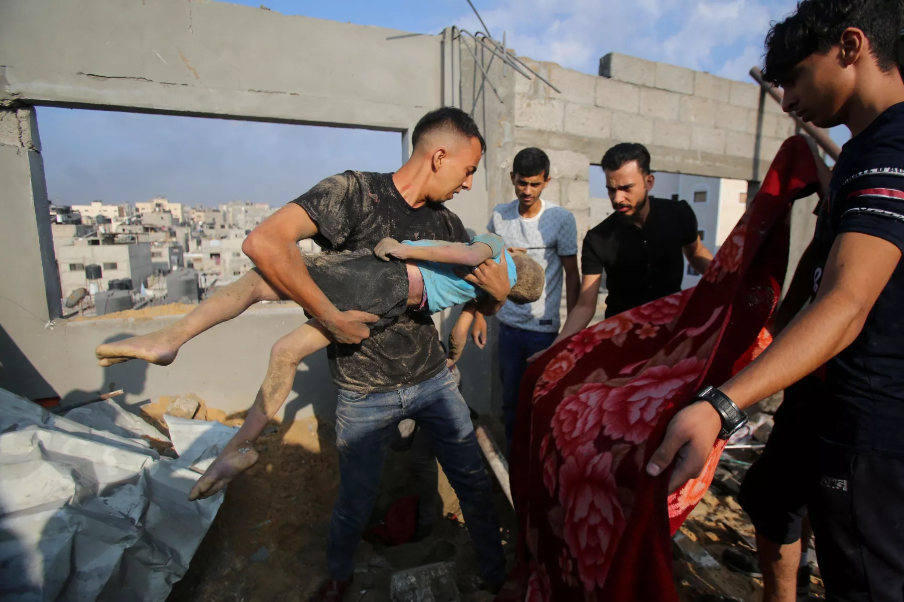 Israel bombardea un campo de refugiados, confirma Hamás