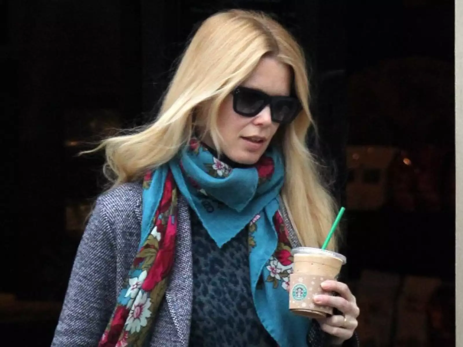 Claudia Schiffer pasó por su Starbucks despues de dejar a sus hijos en el colegio en Londres.