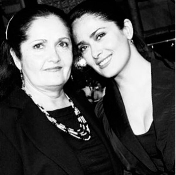 Salma junto a su mamá, quien la ha apoyado toda su carrera.