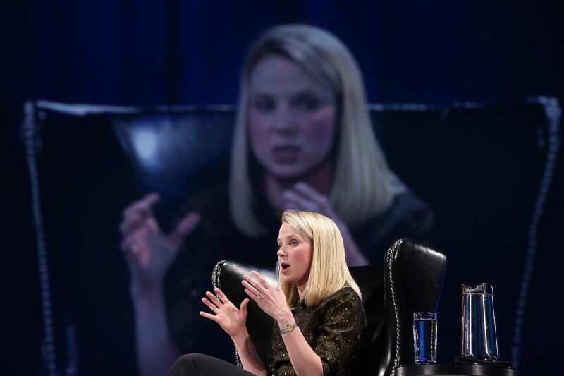 La CEO de Yahoo se encuentra en problemas por no poder hacer rentable el negocio.