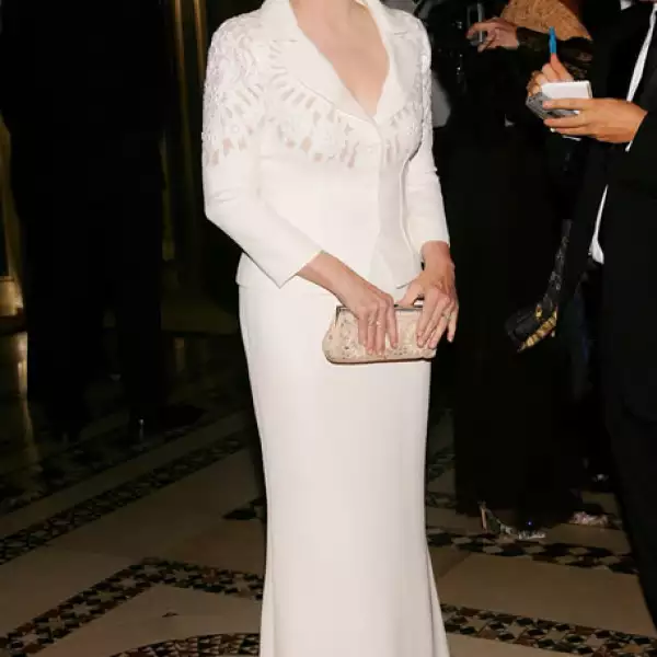 2005: En los 2000, el estilo de la actriz dio un giro de 180 grados. Aquí con un vestido de dos piezas de Valentino para parsentarle un premio al mismo diseñador.