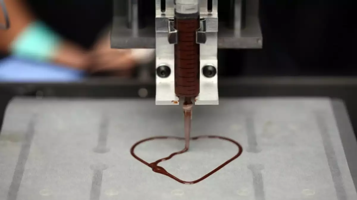 una impresora 3-d crea un chocolate en forma de corazon