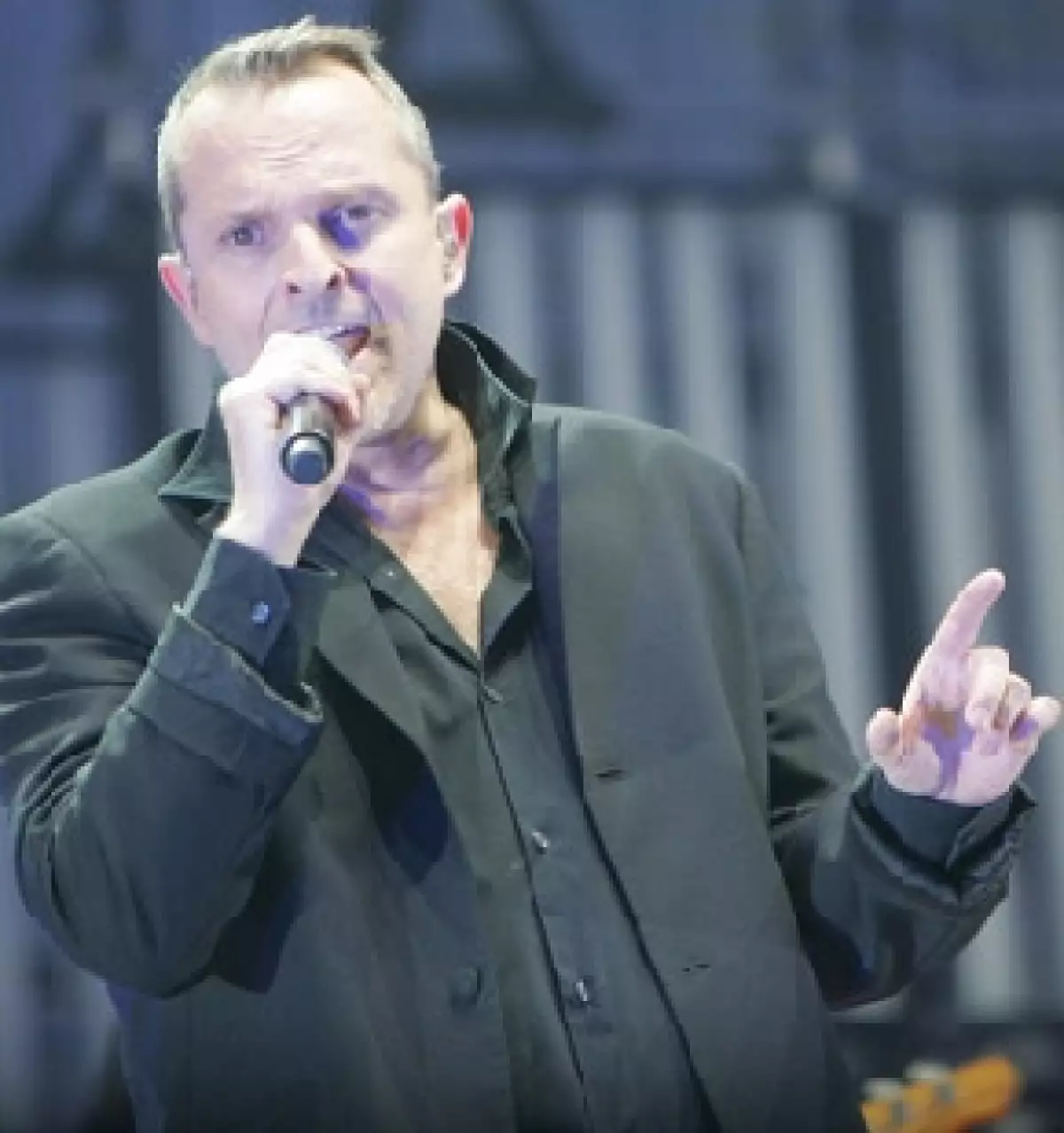 El cantante español vuelve para interpretar su propia versión de la mítica "Non ho l'età" ("No tengo la edad").