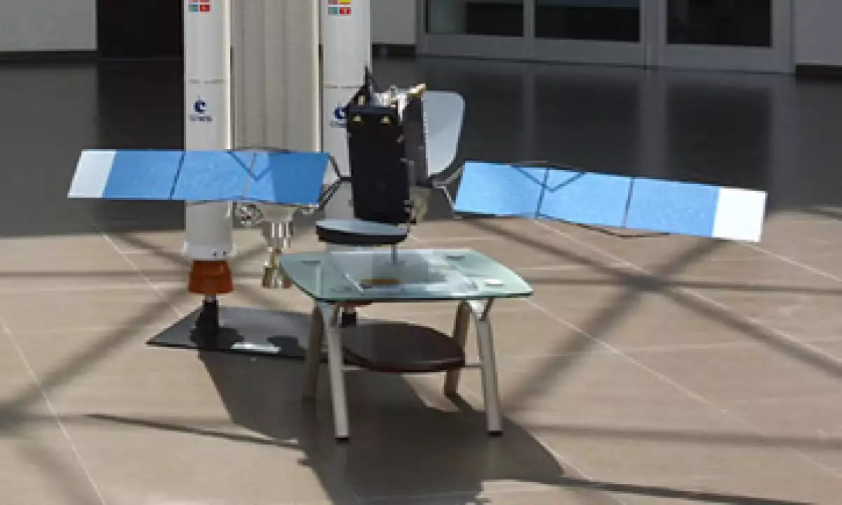 La SCT difundió en días previos imágenes de una réplica a escala del satélite Centenario. (Foto: Cortesía )
