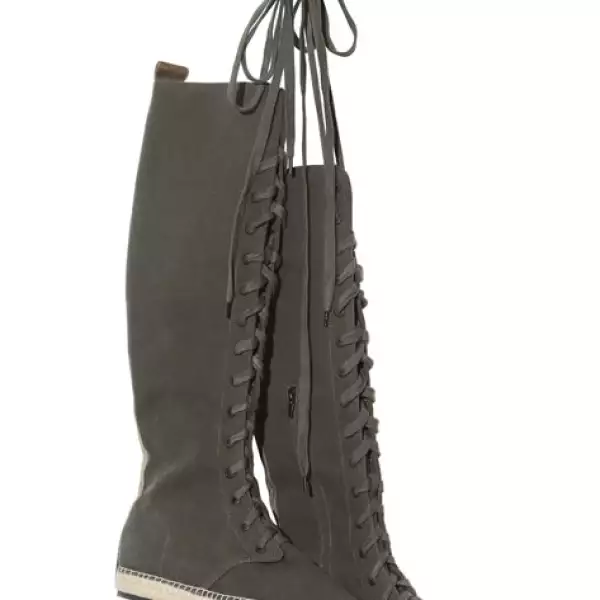 Nuestra obsesión máxima son estas botas estilo alpargatas.