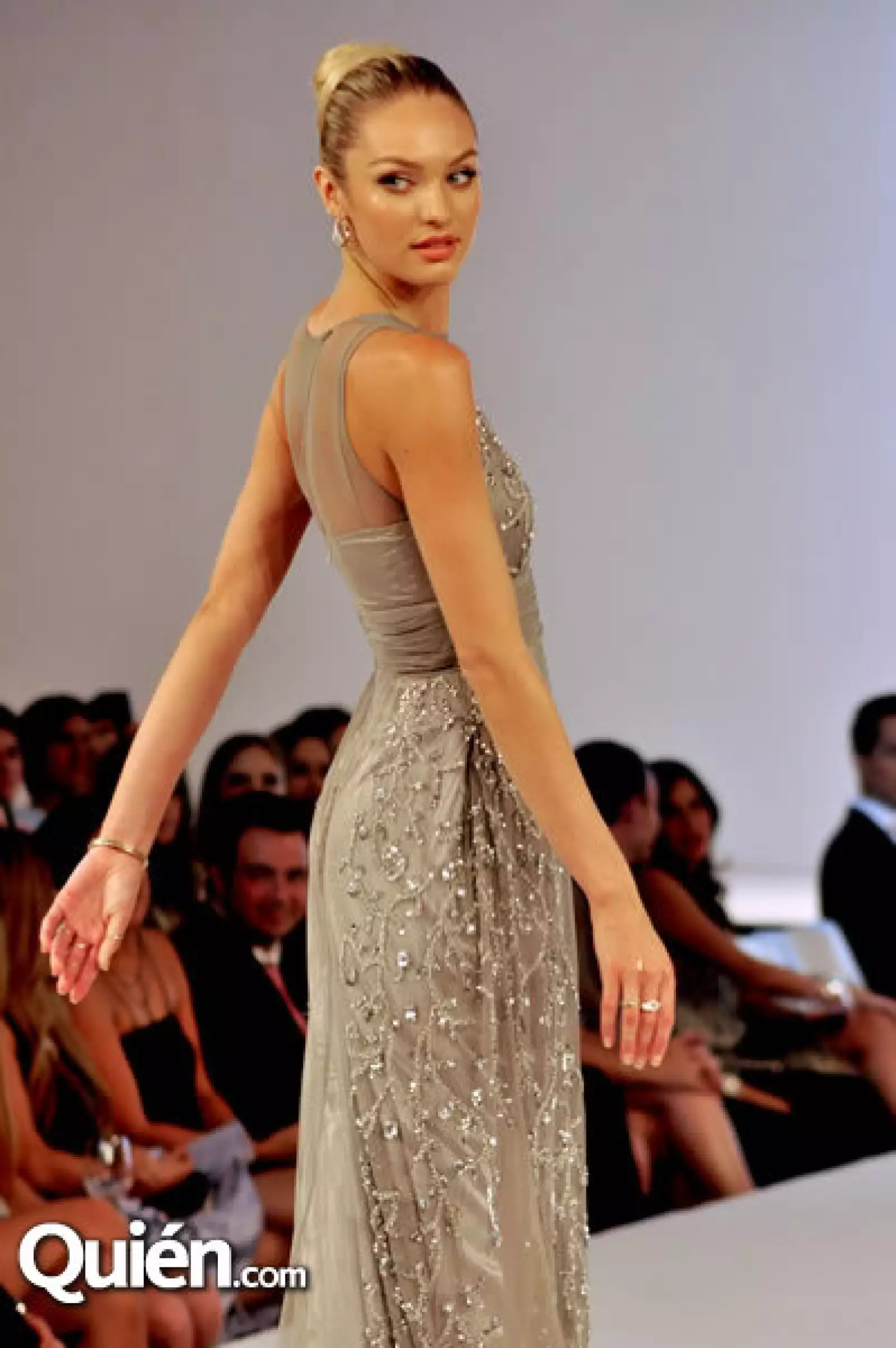 Candice Swanepoel en el Fashion Fest de Liverpool en el Club Industrial de Monterrey