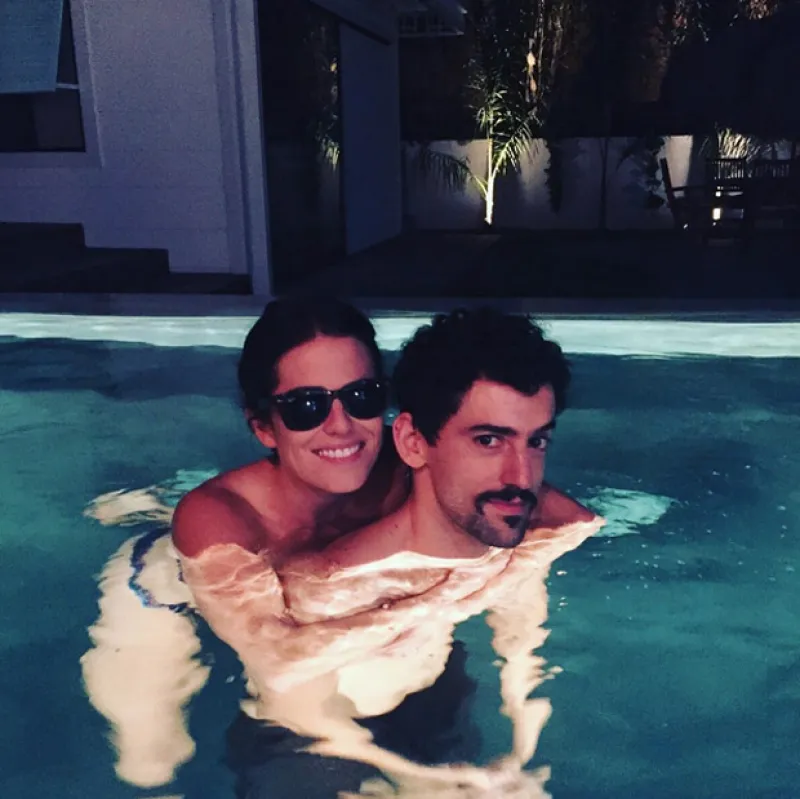 Karla Souza y Luis Gerardo Méndez se reunieron en Los Ángeles, donde disfrutaron de un rato en la alberca.