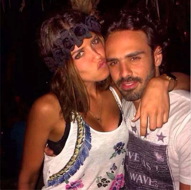 El empresario ha iniciado una relación con una atractiva joven de nombre Lorena González, con quien actualmente se encuentra en Brasil.