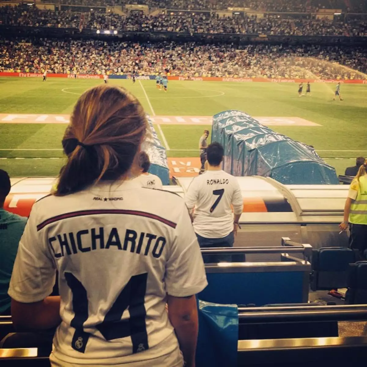 La actriz se encuentra en España, por lo que no se perdió el debut del jugador mexicano con el equipo, presumiéndolo en su Instagram con una foto.