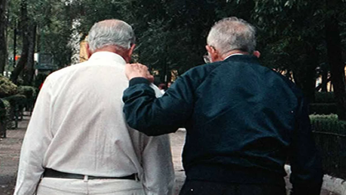 ancianos caminando