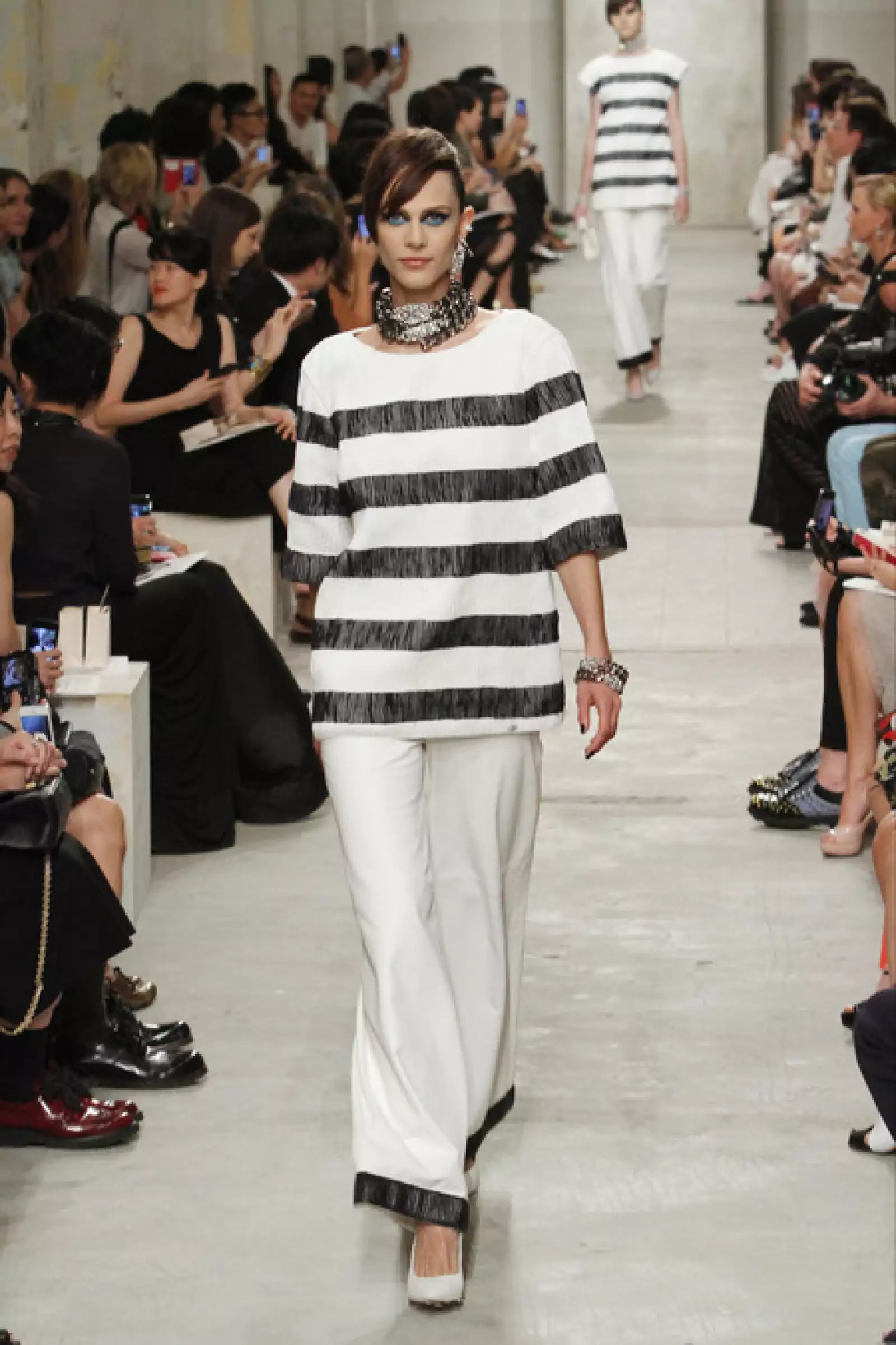 Chanel propone conjuntos en blanco con motivos a rayas confeccionados en piel.