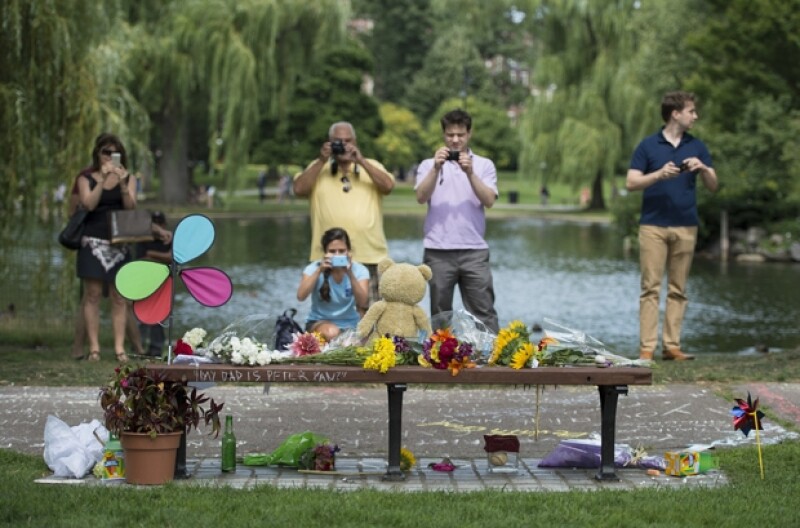 Seguidores del fallecido actor han convertido los lugares representativos de su carrera en conmovedores memoriales con flores, fotos y mensajes en su honor.