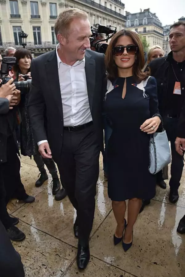 Pinault la contemplaba de esta forma en todo momento.