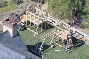 Una construcción de dos plataformas de madera, es lo que North tendrá para jugar.