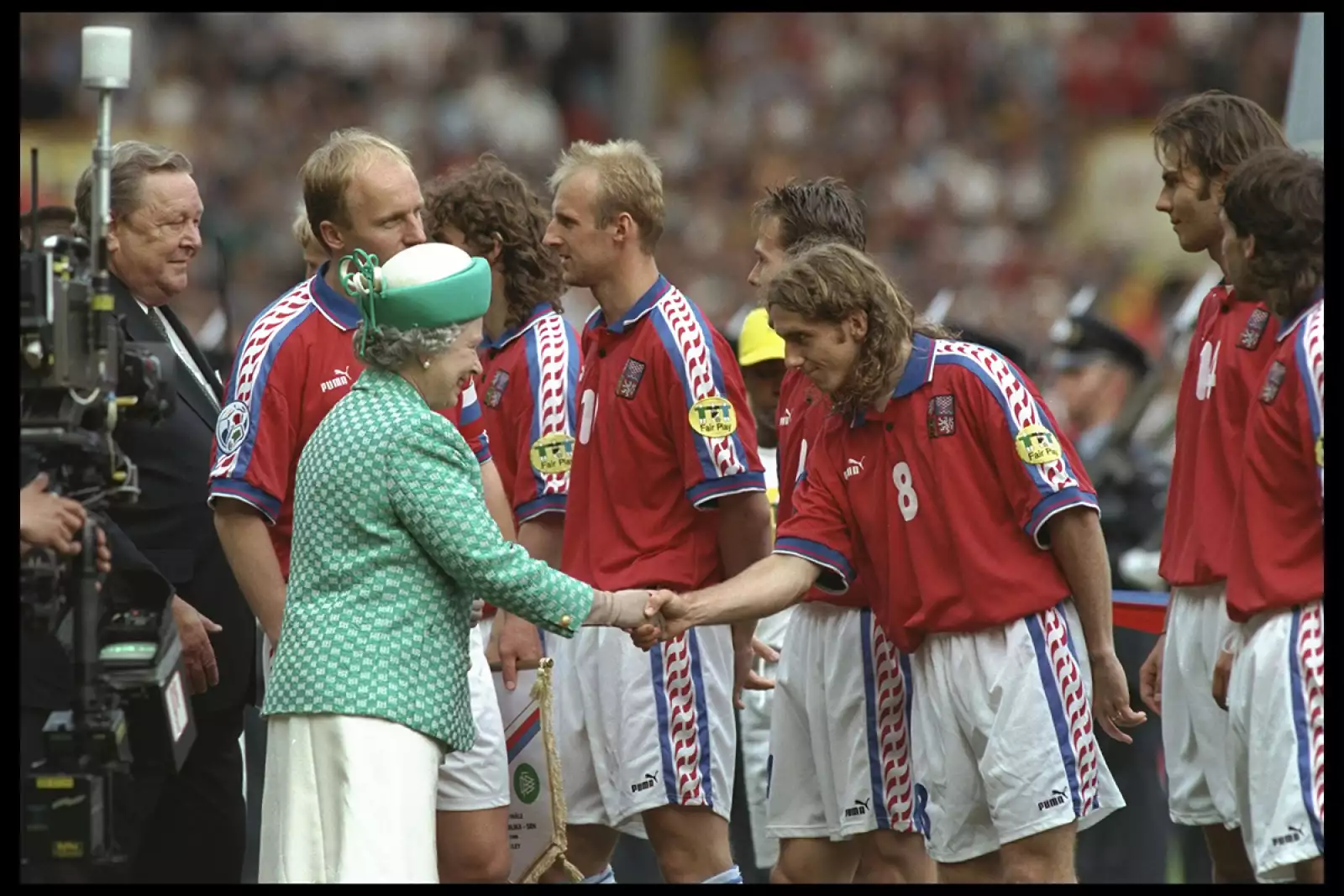 The Queen meets the Czech Republic team