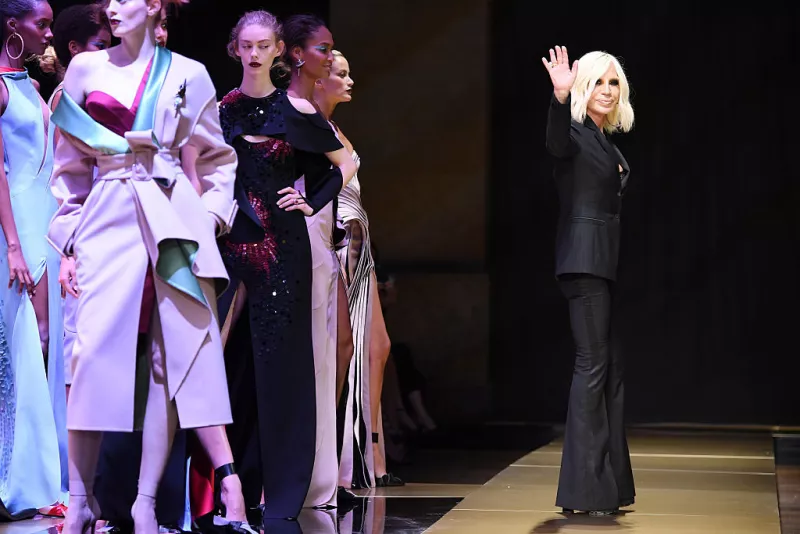Atelier Versace : Runway - Paris Fashion Week - Haute Couture Fall/Winter 2016-2017