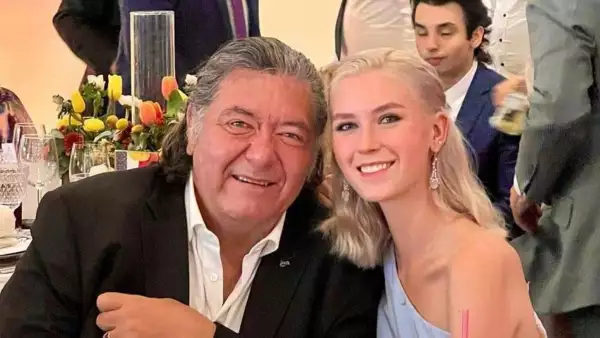 Jorge Hank Rhon y su hija Nirvana sentados a la mesa en un evento social