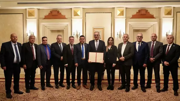 Una fotografía de folleto publicada por el Servicio de Información Estatal de Egipto muestra a Ali Shaath (C), jefe del nuevo comité tecnocrático palestino para la administración de la Franja de Gaza, posando con sus miembros durante la reunión inaugural del "Comité Nacional para la Administración de Gaza" (NCAG), en El Cairo el 18 de enero de 2026.