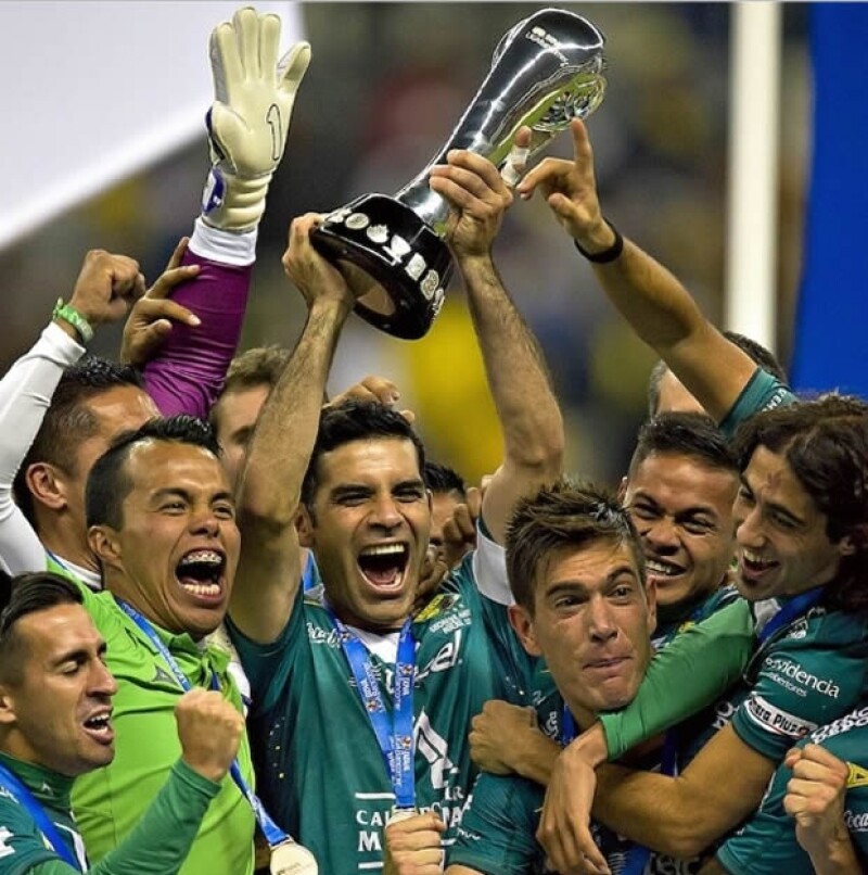 Aquí Rafa en el momento en que el León recibió el trofeo.