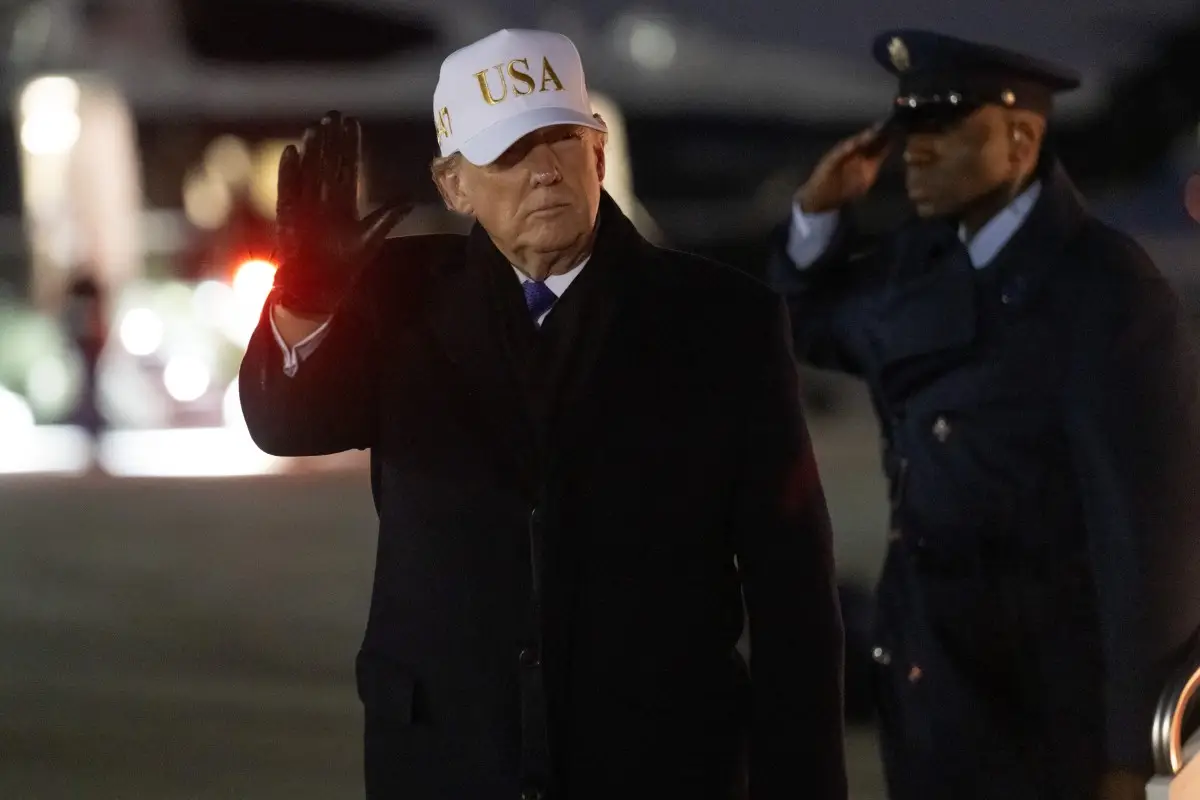 El presidente de los Estados Unidos, Donald Trump, sale de Air Force One al llegar a la Base Conjunta Andrews en Maryland el 1 de febrero de 2026, cuando regresa de Palm Beach, Florida.