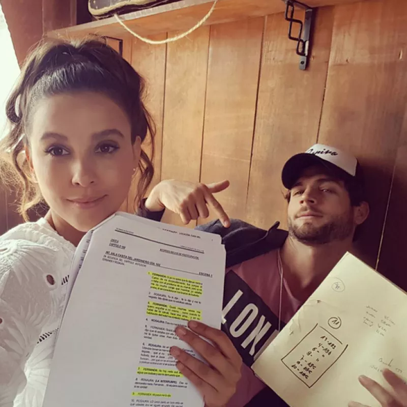El actor no pudo evitar halagar a su compañera en la novela "Un camino hacia el destino", a la que llamó "guapa, hermosa princesa".