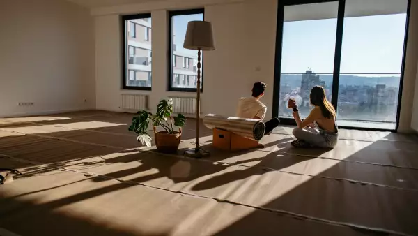 Para comprar casa con otra persona no necesitas casarte: cómo juntar créditos de Infonavit o bancos 