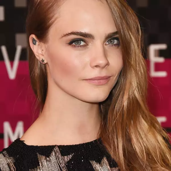 Cara Delevingne: Llevó un smokey eye súper ligero y labios nude.