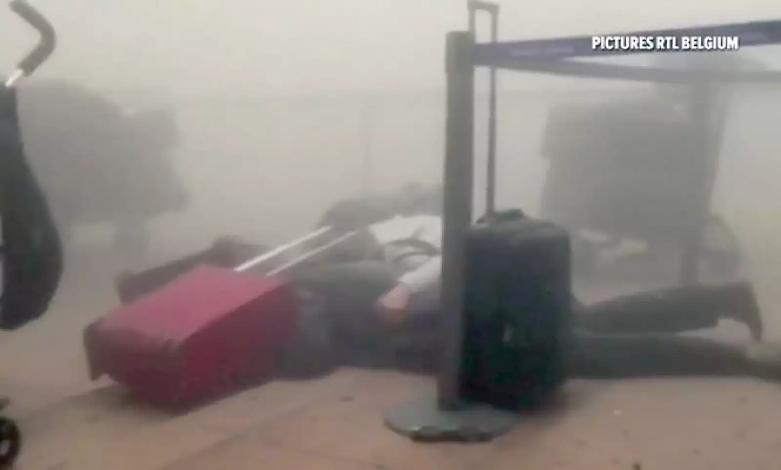 Dos explosiones ocurrieron en el aeropuerto y una más en una estación de Metro.