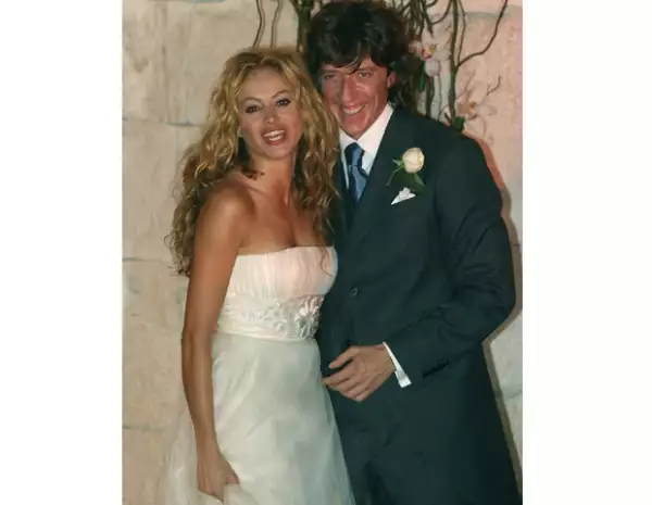 Paulina Rubio uso el día de su boda con Colate un vestido diseño de Rosa Clara.